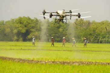 Antusias Petani Saat Uji Coba Drone Semprot Pupuk di Bojonegoro